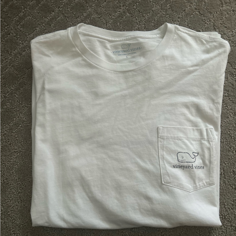 Brand new, never been worn white vineyard vines tee. Men’s large
